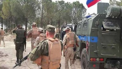 شاهد: لحظة سقوط قذيفة صاروخية قرب دورية روسية برفقة قسد