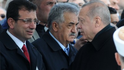 شاهد.. &#34;إمام أوغلو&#34; يبكي في جنازة حضرها مع أردوغان باسطنبول