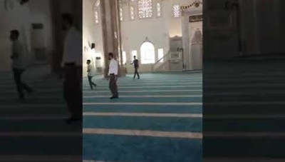 بالفيديو.. سخط تركي إثر قيام أطفال بلعب كرة القدم في أحد مساجد غازي عنتاب 