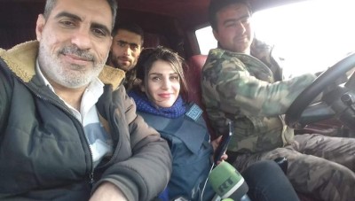 شاهد: لحظة سقوط قذيفة مدفعية على سيارة فريق قناة روسيا اليوم