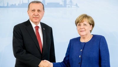 أردوغان وميركل يبحثان مستجدات الأوضاع شمال سوريا