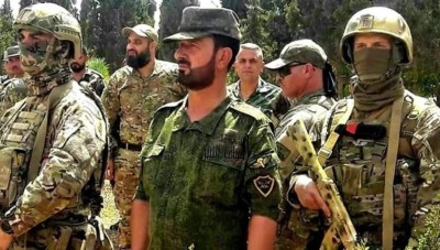 حذاء ملمّع.. صورة لسهيل الحسن على جبهات حماة تزعج الموالين