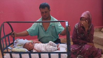 بعد أن رزقا بطفل سليم.. النظام السوري يعكر حياة عائلة سورية