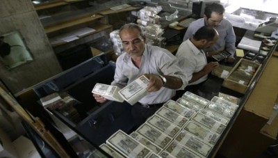 النظام يشيع عبر شركات صرافة تابعة له عن بيع "الدولار الأمريكي" بسعر منافس (صور)