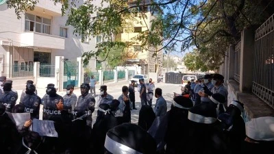 اندلاع مواجهات بين نساء وعناصر الشرطة أمام ديوان المظالم في إدلب