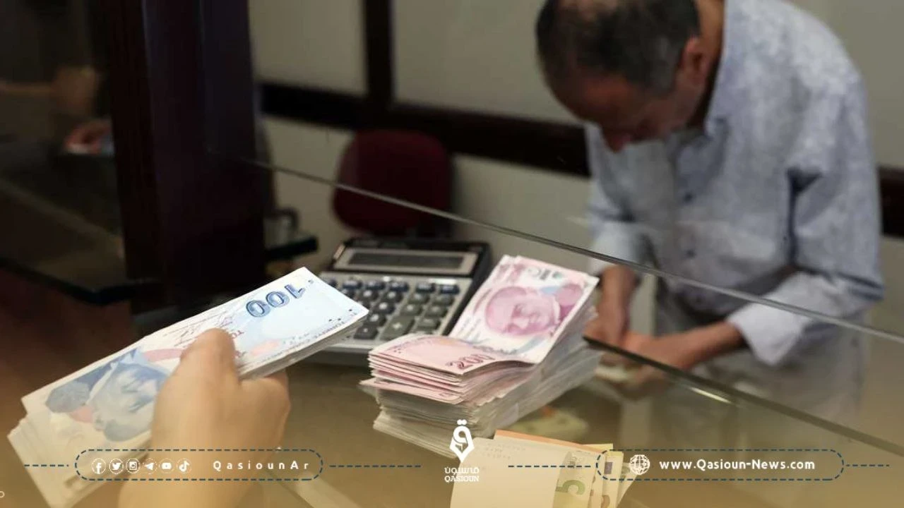 البنك المركزي التركي يتوقع استمرار الليرة في التدهور مقابل الدولار خلال عام 2024