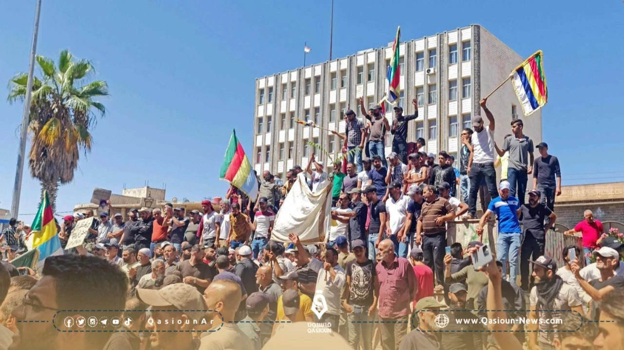 مساع لعقد مؤتمر إنقاذ وطني واستمرار التظاهرات المركزية في السويداء