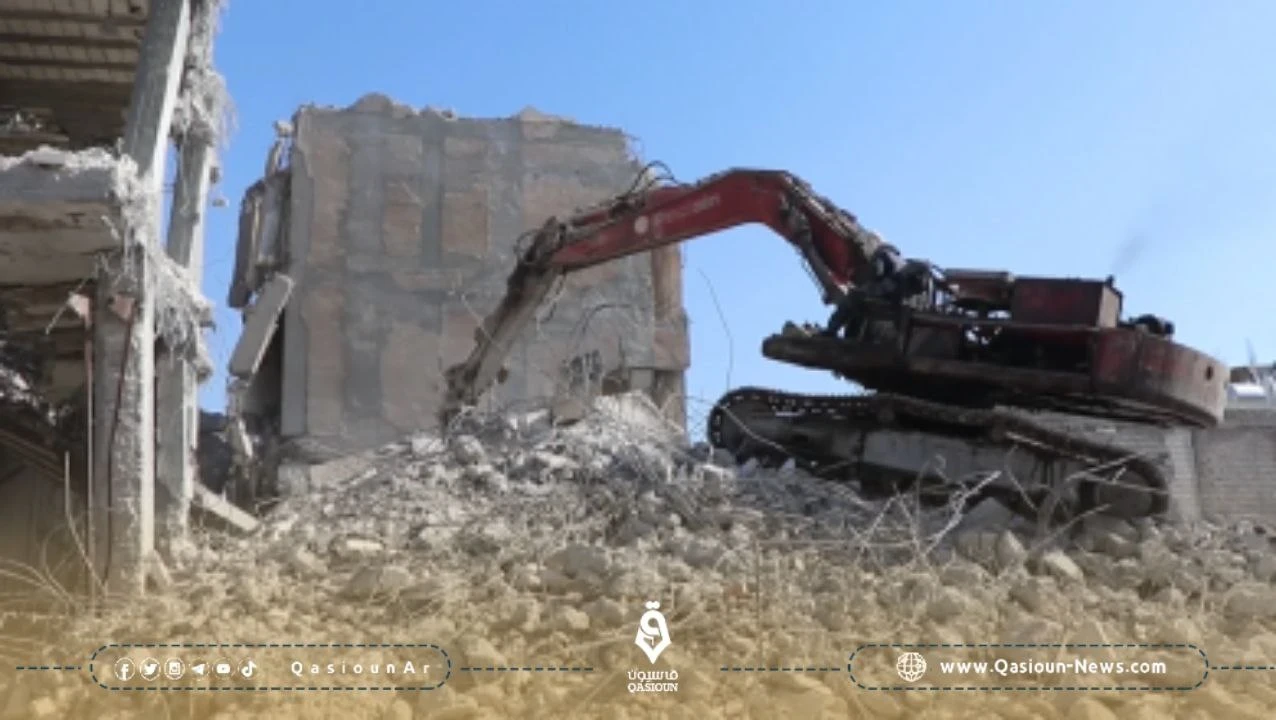 مجموعة من الأهالي تهاجم مقر